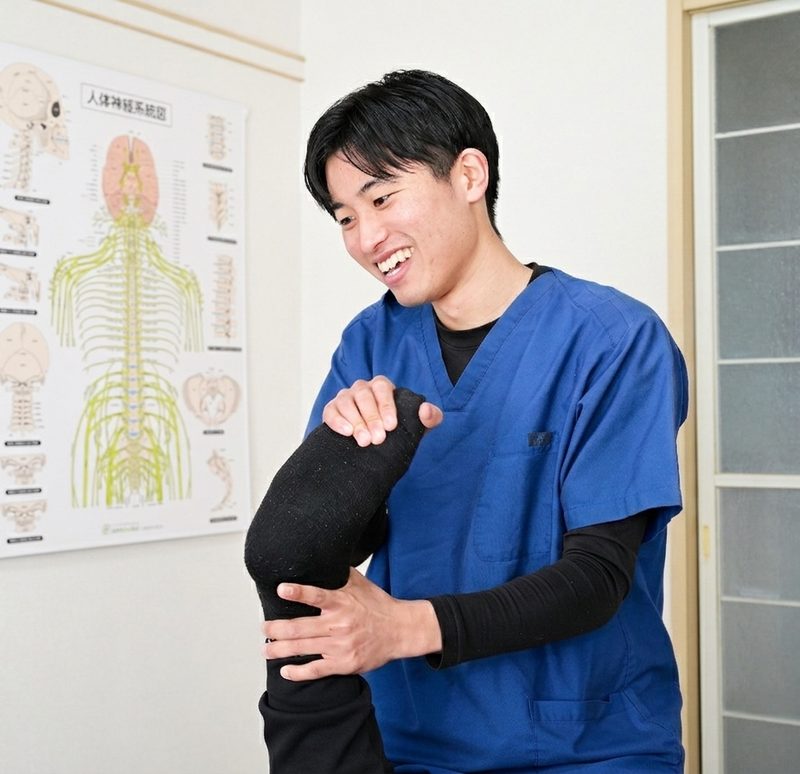 脚を持って動きを確認する施術師